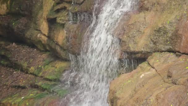 Kunstmatige waterval. — Stockvideo