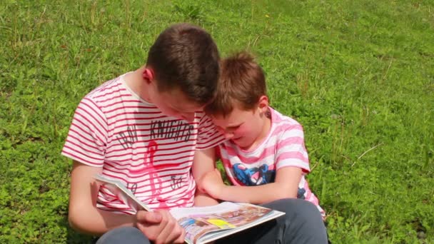 Meninos com livro — Vídeo de Stock