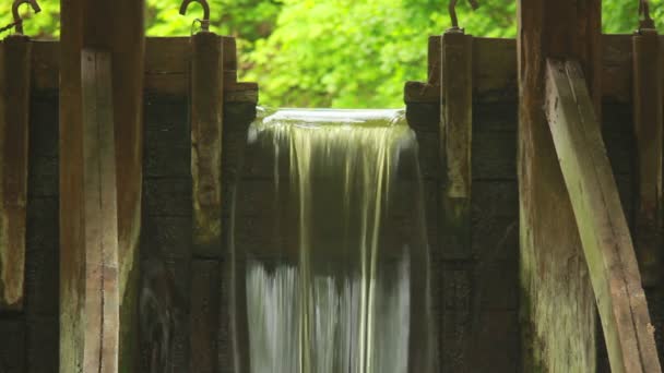 Kunstmatige waterval. — Stockvideo