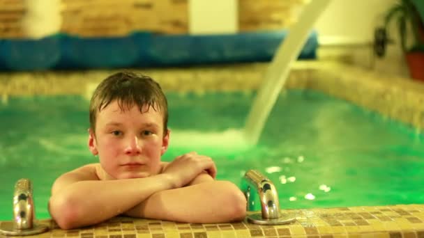 Мальчик в бассейне — стоковое видео