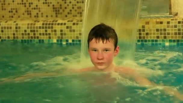 Niño en la piscina — Vídeo de stock