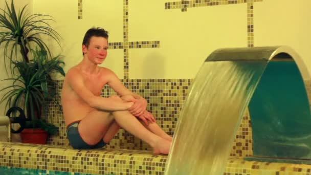 Junge im Pool — Stockvideo