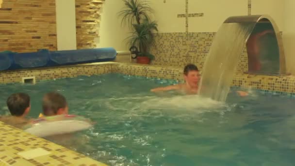 Plavání v bazénu — Stock video