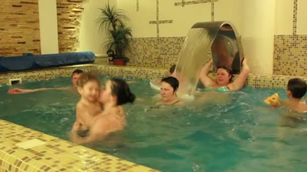 Simning i poolen — Stockvideo