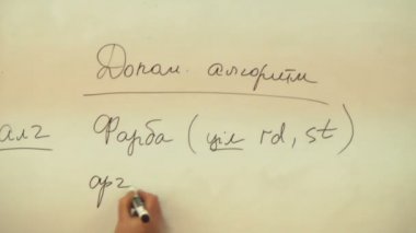 öğretmen tahtaya yazıyor