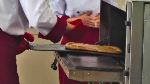 Mujer y pasteles — Vídeo de stock