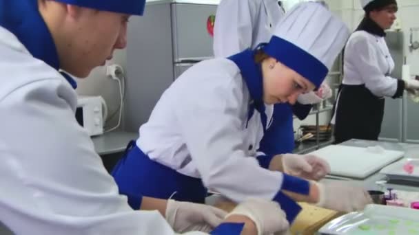 Pasteleros con pastel — Vídeos de Stock