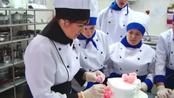 Confectioners with cake — Stock Video