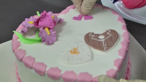 Manos de pastelero con pastel — Vídeo de stock