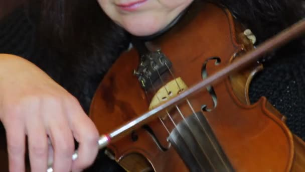 Музыкант играет на скрипке — стоковое видео