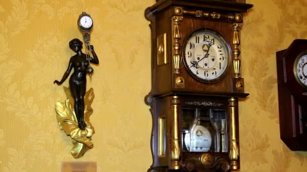 Relojes vintage — Vídeo de stock