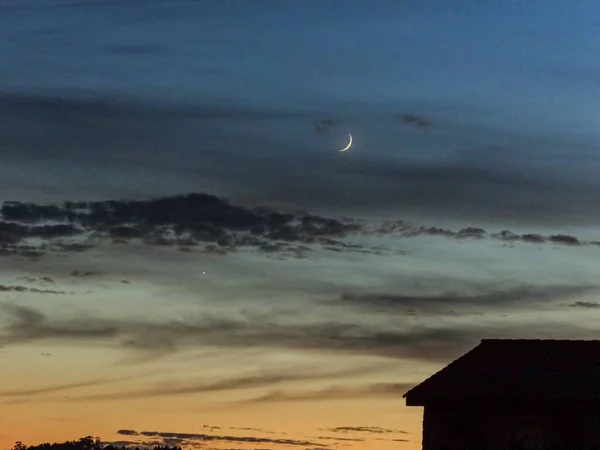 Bild Eines Hauses Der Mond Und Die Venus — Stockfoto