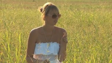 kadın güneş gözlüğü ile yeşil çayır beyaz