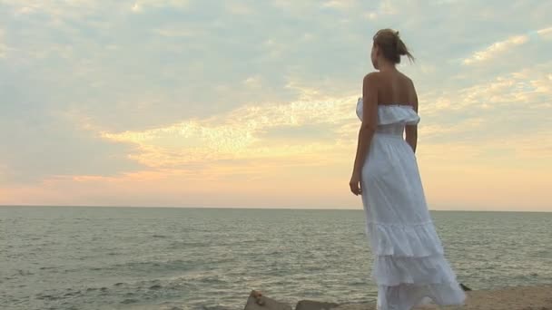 Mujer en vestido blanco en la playa — Vídeo de stock