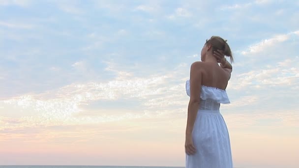 Mujer en vestido blanco en la playa — Vídeos de Stock