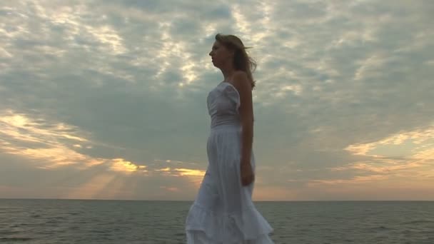 Жінка в білій сукні на пляжі — стокове відео