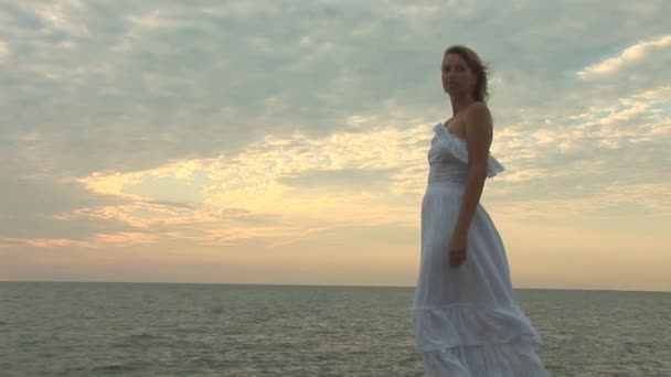 Kobieta w białej sukience na plaży — Wideo stockowe