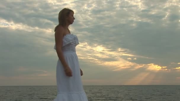 Mujer en vestido blanco en la playa — Vídeos de Stock