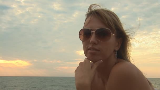 Vrouw in wit jurk op het strand — Stockvideo