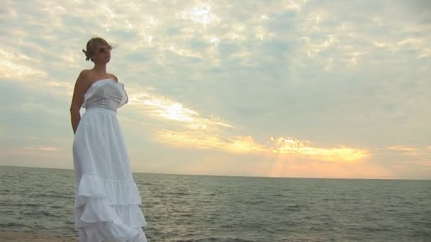 Mujer en vestido blanco en la playa — Vídeos de Stock