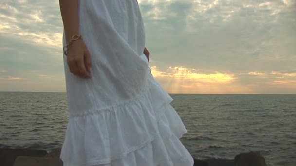Vrouw in wit jurk op het strand — Stockvideo