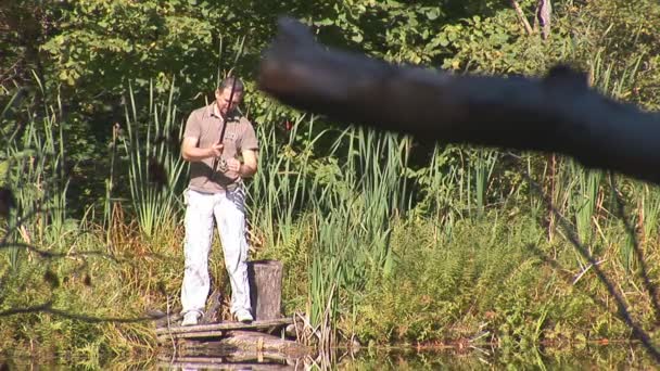 Pêche matinale sur la rivière — Video