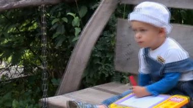 çocuk ahşap salıncak üzerinde