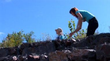 çocuk annesi bir yürüyüş ile