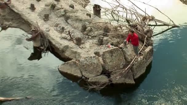 Pesca por la mañana en el río — Vídeos de Stock