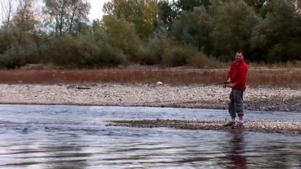 Pesca por la mañana en el río — Vídeos de Stock