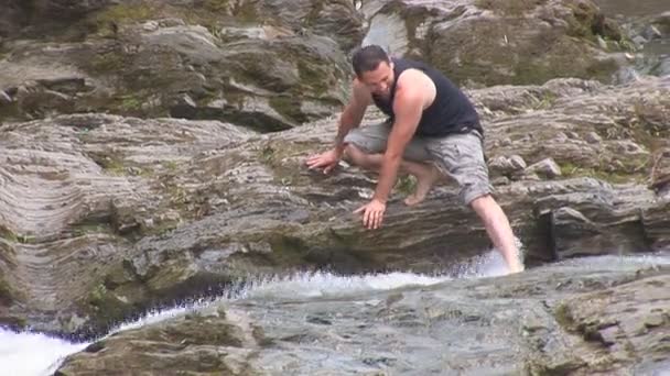 Водопады на горной реке — стоковое видео