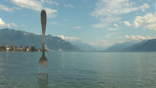 Escultura moderna - um garfo saindo do Lago de Genebra — Vídeo de Stock
