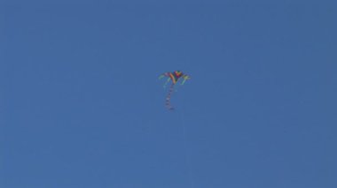 Uçurtma gökyüzünde uçuyor