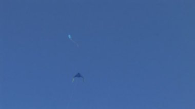 Uçurtma gökyüzünde uçuyor