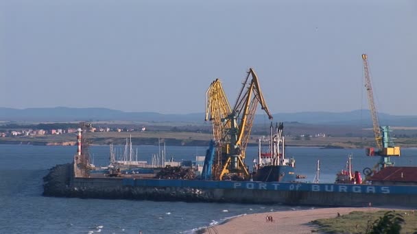 Vrachthaven in de Bulgaarse stad van burgas — Stockvideo