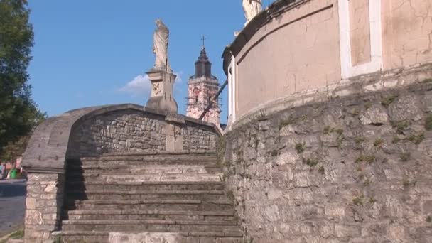 Katholieke kerk met sculpturen — Stockvideo