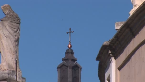 Katholische Kirche mit Skulpturen — Stockvideo