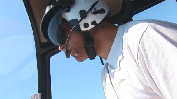 Πιλότος ελικοπτέρου μιλάει κατά τη διάρκεια μιας πτήσης — Αρχείο Βίντεο