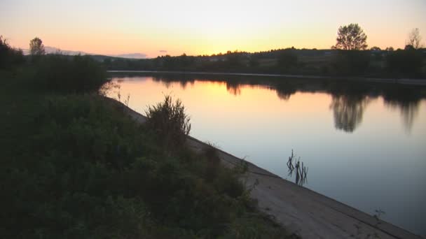 湖に沈む夕日 — ストック動画
