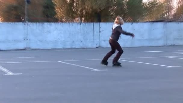 Young woman riding on the rollers — Stock Video