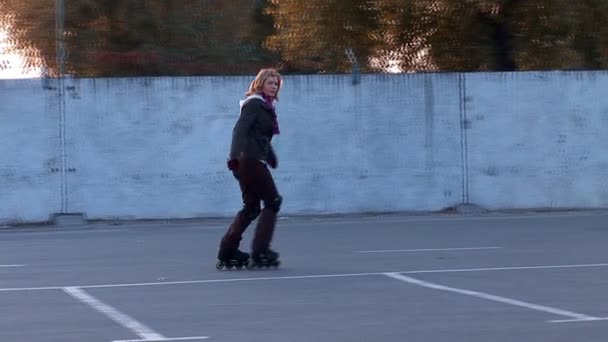 Young woman riding on the rollers — Stock Video