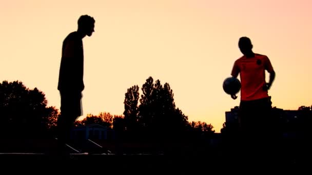 Fußball-Sonnenuntergang — Stockvideo