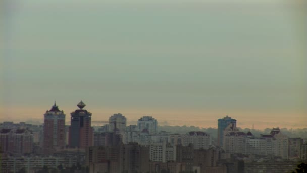 Amanecer brumoso sobre la ciudad — Vídeos de Stock