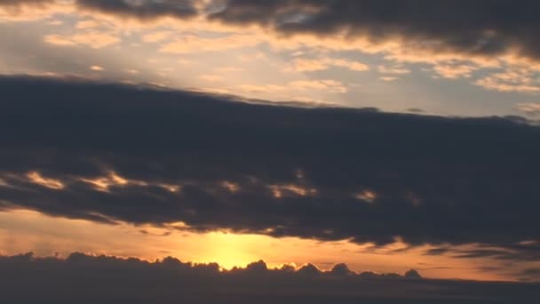 Die Sonne steigt hinter den Wolken auf — Stockvideo