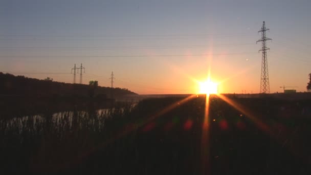 Hochspannungsleitung bei Sonnenuntergang — Stockvideo