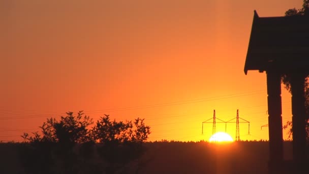 Лінії електропередач під час заходу сонця — стокове відео
