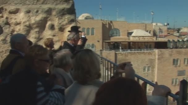 Los turistas miran el Muro de los Lamentos — Vídeos de Stock