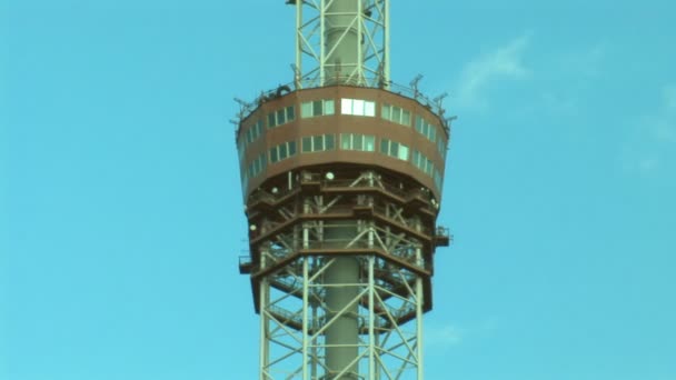 Torre de televisión — Vídeo de stock