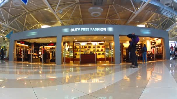 Duty Free Shop im Flughafen — Stockvideo