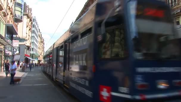 Straßenbahn fährt vorbei — Stockvideo